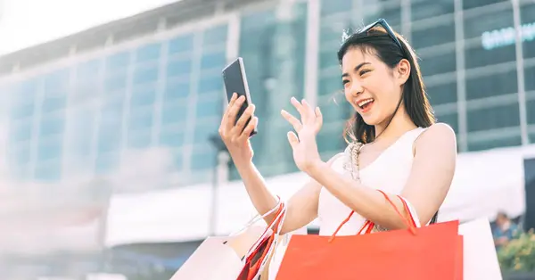 Gente Ciudad Estilos Vida Con Consumismo Joven Adulto Asiático Mujer Imágenes De Stock Sin Royalties Gratis