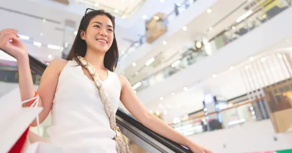 Gente Ciudad Estilos Vida Con Consumismo Joven Adulto Asiático Mujer Fotos De Stock Sin Royalties Gratis