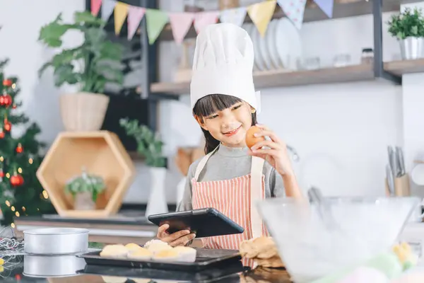 Pequeña Chica Asiática Con Sombrero Chef Delantal Cocina Cocina Con Fotos De Stock Sin Royalties Gratis