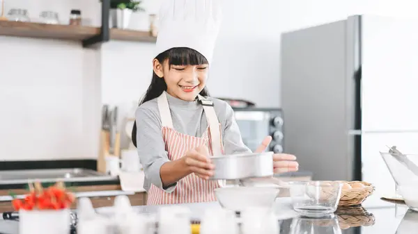 Pequeña Chica Asiática Con Sombrero Chef Delantal Cocina Cocina Preparación Imágenes De Stock Sin Royalties Gratis