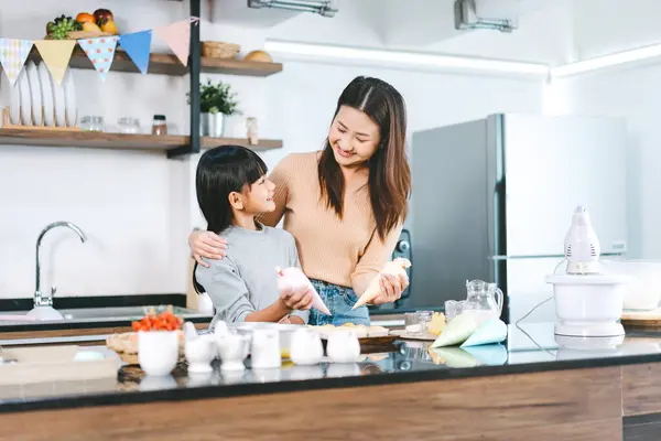Feliz Familia Asiática Madre Hija Cocinando Cocina Preparación Para Torta Imagen De Stock