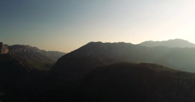 Dağların arasından gün batımı manzarası. Sinematik çekim