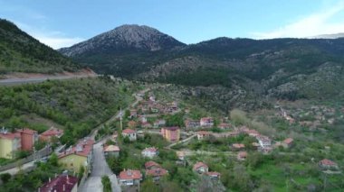 Bahçeler ve yeşillikler arasında doğayla iç içe harika bir köy Antalya, Akseki, Bademli Köyü.