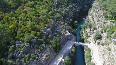 Koprulu Kanyonu, Türkiye 'nin Antalya iline bağlı bir kanyondur. Manavgat' ta rafting için kullanılan eski bir köprü ve nehirdir. Hava görüntüsü 4K.