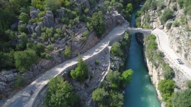 Koprulu Kanyonu, Türkiye 'nin Antalya iline bağlı bir kanyondur. Manavgat' ta rafting için kullanılan eski bir köprü ve nehirdir. Hava görüntüsü 4K.