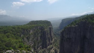 Manavgat 'taki Tazi Kanyonu' nun havadan görünüşü. Koprulu Kanyon Ulusal Parkı 'nda harika bir kanyon manzarası.