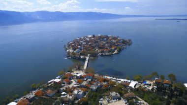 Golyazi köyünün havadan görünüşü, Glyaz 'ın muhteşem suları? Merkez ve çevresindeki göl, göl kenarında bir balıkçı kasabası..