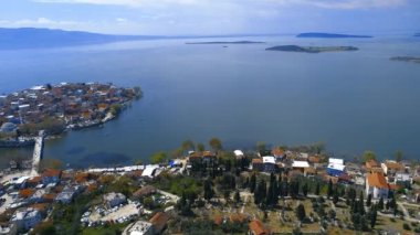 Golyazi köyünün havadan görünüşü, Glyaz 'ın muhteşem suları? Merkez ve çevresindeki göl, göl kenarında bir balıkçı kasabası..