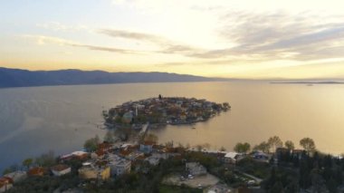 Gün batımında Golyazi köyünün hava manzarası, Glyaz merkezinin muhteşem suları ve göl kenarındaki bir balıkçı kasabası..