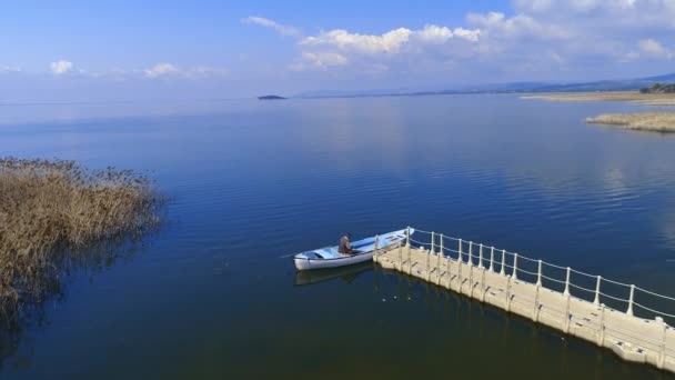 Fischerboot Auf Dem See Ulubat Bursa — Stockvideo