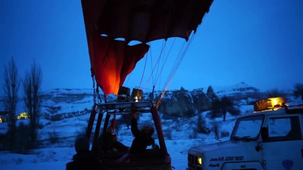 Horký Vzduch Hořícího Ohně Naplňuje Horkovzdušný Balón Během Ranního Letu — Stock video