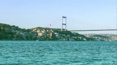 İstanbul Boğazı Fatih Sultan Mehmet Köprüsü, Timelapse. Boğaz köprüsü panoraması.