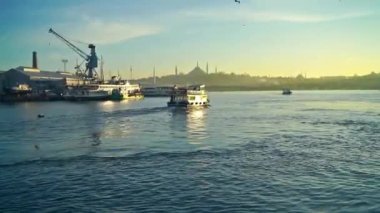 Altın Boynuz manzarası, mavi deniz ve günbatımı