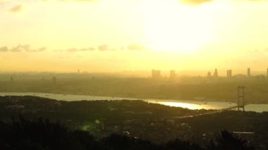 Günbatımında Boğaz Köprüsü panoramik manzarası. İstanbul Türkiye