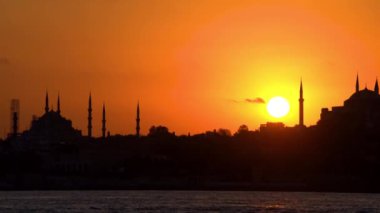 İstanbul 'un gün batımında vapur manzarası.