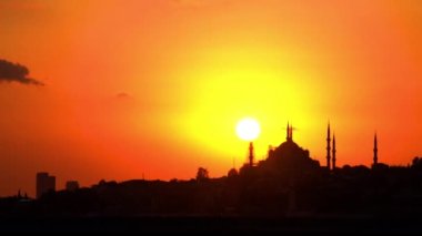 İstanbul 'un gün batımında vapur manzarası.