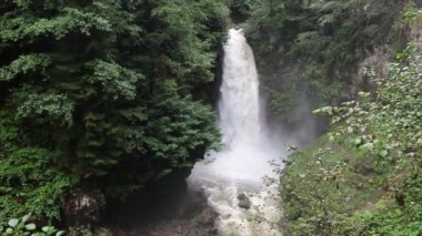 Baharda Palovit Şelalesi. Kamlihemsin Rize