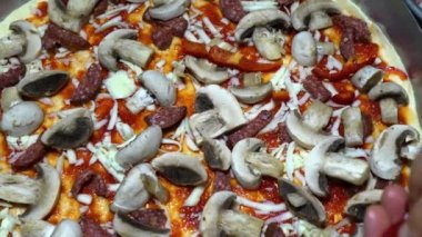 Ev yapımı pizza. Pizza hazırlandı. Sos peyniri ve çeşitli malzemeler eklendi..