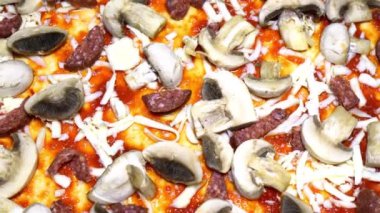 Ev yapımı pizza. Pizza hazırlandı. Sos peyniri ve çeşitli malzemeler eklendi..