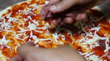 Ev yapımı pizza. Pizza hazırlandı. Sos peyniri ve çeşitli malzemeler eklendi..
