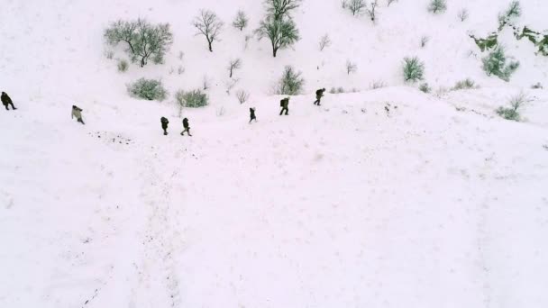 Lidé Chodící Sněhu Cappadocii — Stock video
