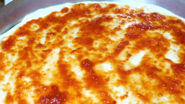 Домашня Піца Піца Готується Додаванням Соусу Кількох Інгредієнтів — стокове відео
