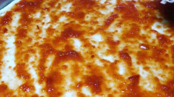 Домашняя Пицца Готовится Пицца Добавлением Соуса Нескольких Ингредиентов — стоковое видео