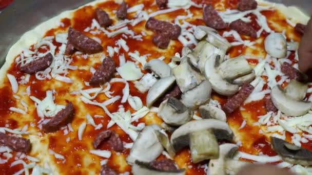 自制的披萨正在准备的比萨 加酱油芝士和几种配料 — 图库视频影像