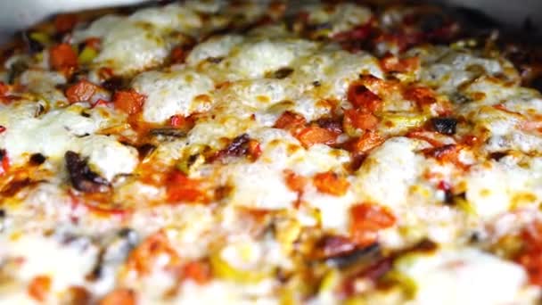 Yapımı Pizza Pizza Hazırlandı Sos Peyniri Çeşitli Malzemeler Eklendi — Stok video