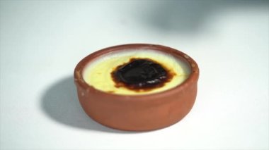 Geleneksel Türk tatlısı. Sütlaç, sütlaç. Kadın elleri bayat yiyor. 