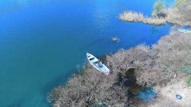 Göl manzaralı bir balıkçı teknesi. Yelkenli balıkçı teknesi. Tekne göldeki sazlıklara girer...