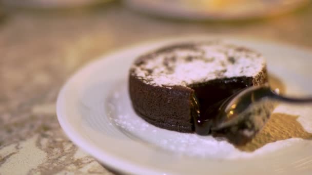 Soufflé Chocolate Convierte Líquido Mientras Come Soufflé Chocolate Caliente — Vídeo de stock