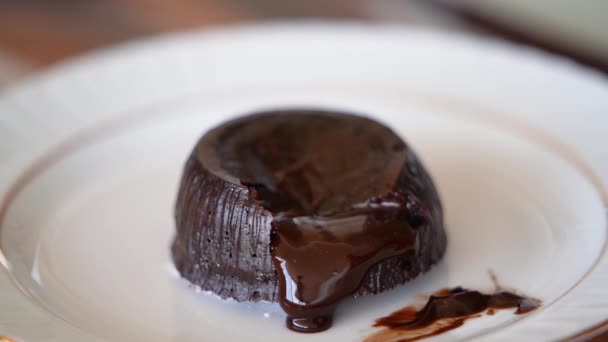 Soufflé Chocolate Convierte Líquido Mientras Come Soufflé Chocolate Caliente — Vídeos de Stock