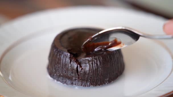 Σουφλέ Σοκολάτας Γίνεται Υγρό Ενώ Τρώει Ένα Ζεστό Σουφλέ Σοκολάτας — Αρχείο Βίντεο