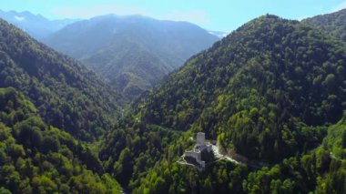 Hava manzaralı Zilkale Kalesi Camlihemsin, Rize. Zilkale yeşil vadideki dik bir kayanın üzerine inşa edildi..