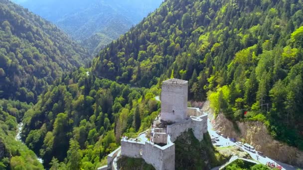 Zilkale城堡的空中景观Camlihemsin Rize 齐尔卡莱建在绿谷的一块陡峭的岩石上 — 图库视频影像