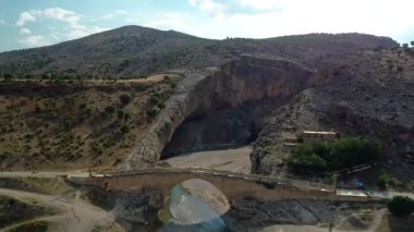 Cendere Köprüsü, Türkiye 'nin güneydoğusundaki antik Adiyaman kenti yakınlarındaki bir Roma köprüsü..