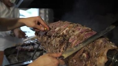 Erzurum bölgesinden leziz et. Türk Geleneksel Cag Kebabının kesim aşaması.