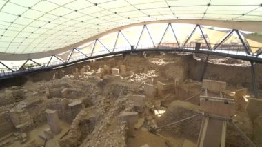 Göbekli Tepe dünyanın en eski tapınağıdır. Türkiye 'nin Şanlıurfa kenti yakınlarındaki Neolitik bir arkeoloji sahası olan Göbeklitepe.