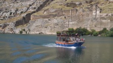 Türkiye 'nin Halfeti kenti yakınlarındaki Fırat üzerinde yüzen yelkenli tekne.