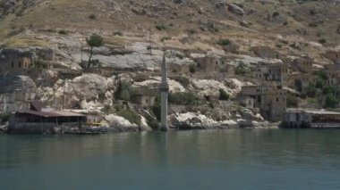 Türkiye 'nin Şanlıurfa ilinin Halfeti ilçesindeki Fırat Nehri üzerindeki gök mavisi nehirdeki yelkenli vapur manzarası.