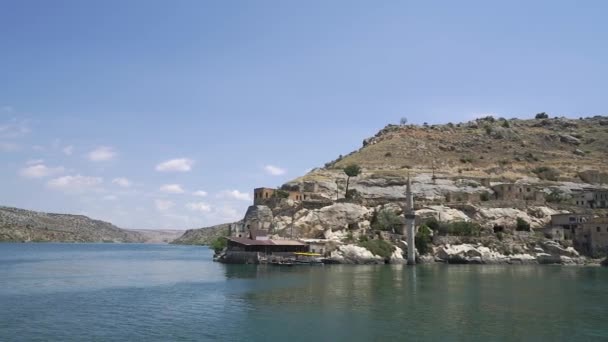 Blick Auf Eine Segelfähre Auf Dem Azurblauen Fluss Euphrat Halfeti — Stockvideo