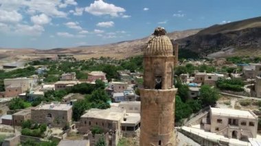 Dicle Nehri üzerindeki Hasankeyf antik şehrinin insansız hava aracı görüntüsü. Dicle, Batman, Türkiye