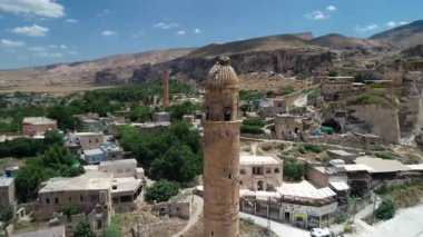 Dicle Nehri üzerindeki Hasankeyf antik şehrinin insansız hava aracı görüntüsü. Dicle, Batman, Türkiye