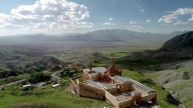 İshak Paşa Sarayı 'nın hava aracı görüntüleri Ararat dağı yakınlarındaki Paskalya Türkiye' de sevildi. Ishak Paşa Sarayı.