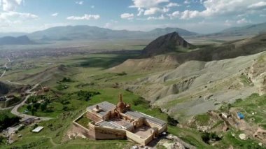 İshak Paşa Sarayı 'nın hava aracı görüntüleri Ararat dağı yakınlarındaki Paskalya Türkiye' de sevildi. Ishak Paşa Sarayı.