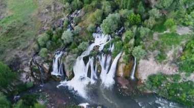 Van ilindeki Muradiye şelalesinin hava manzarası