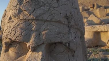 Nemrut Dağı, Commagene krallığına ait taş heykellerin kalıntıları..
