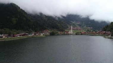 Aeriel manzaralı Tabzon Uzungol. Puslu dağlar ve köy, Trabzon, Türkiye.