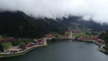 Aeriel manzaralı Tabzon Uzungol. Puslu dağlar ve köy, Trabzon, Türkiye.